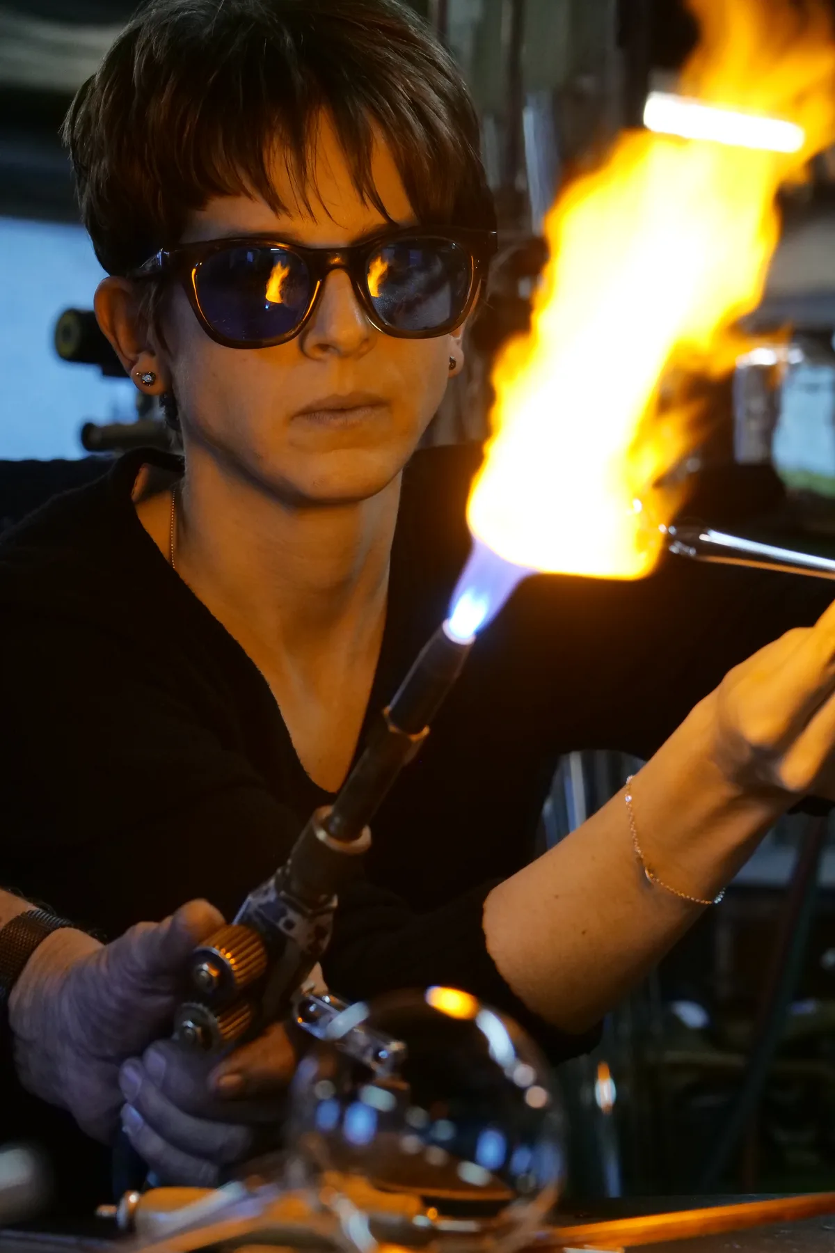Das Erhitzen in der Flamme klappt gar nicht so schlecht … René Burri in seiner Glasbläserei in Wila.